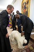 Click image for larger version. 

Name:	Pope_Francis_kisses_Feet_Sudan_Leaders_t580.jpg 
Views:	66 
Size:	159.6 KB 
ID:	9895